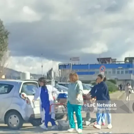 Lamezia Terme, barella (scortata dai medici)\u00A0al posto dell’ambulanza: paziente trasportato a piedi fino all’elisoccorso\n