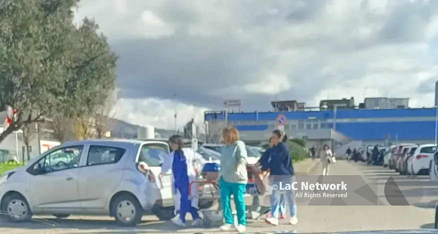 Lamezia Terme, barella (scortata dai medici)\u00A0al posto dell’ambulanza: paziente trasportato a piedi fino all’elisoccorso\n