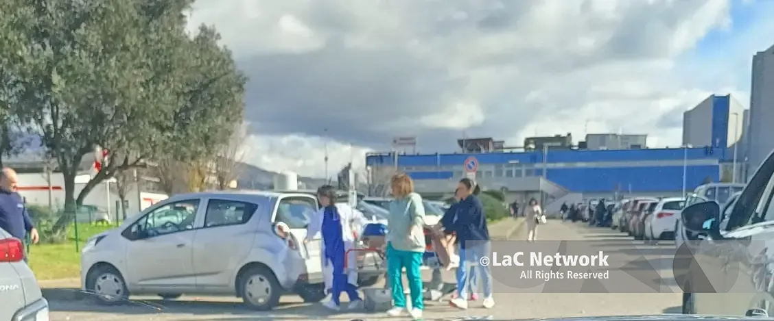 Lamezia Terme, barella (scortata dai medici)\u00A0al posto dell’ambulanza: paziente trasportato a piedi fino all’elisoccorso\n