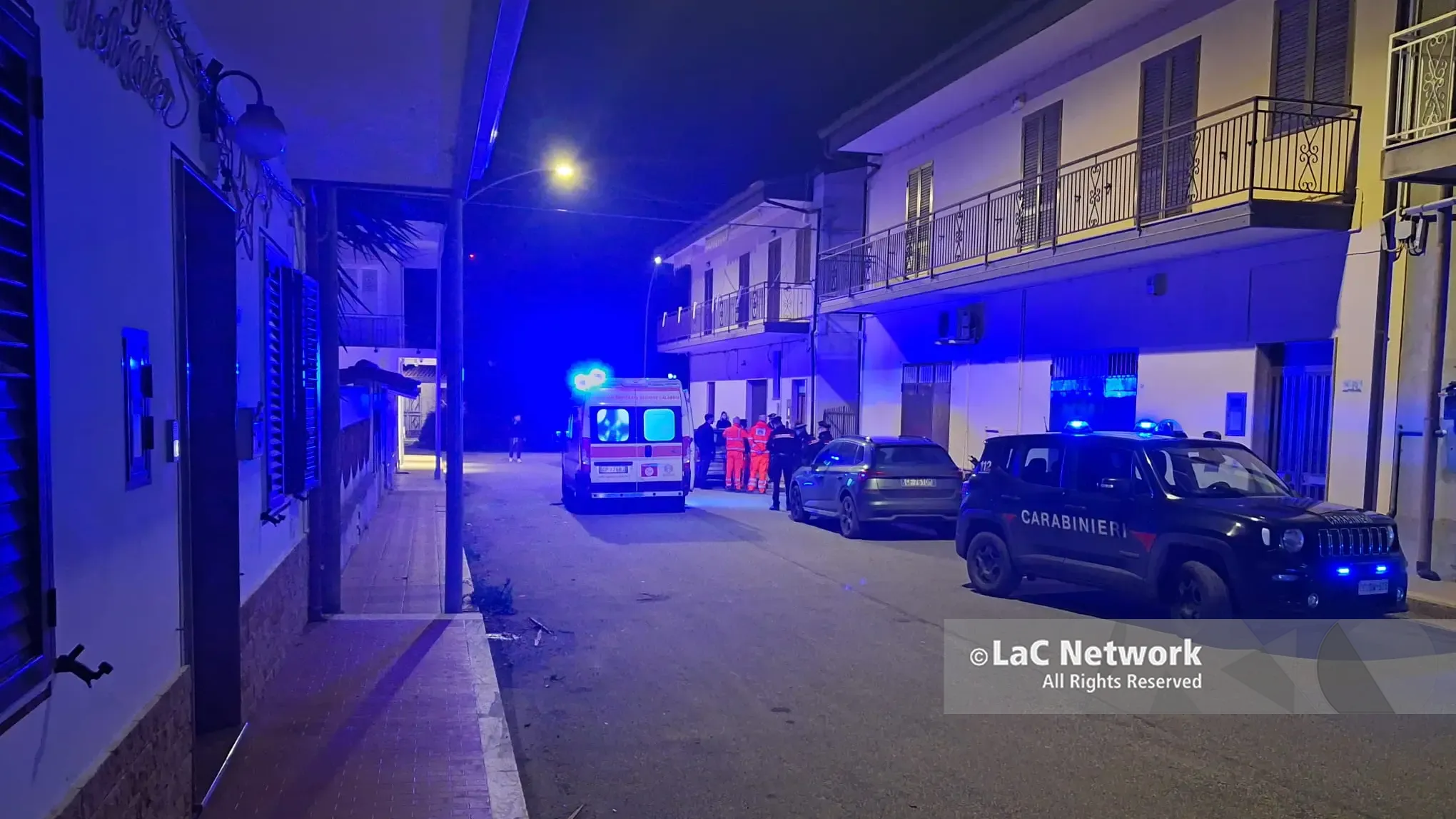 Femminicidio\u00A0a Mileto,\u00A0commercialista uccide la moglie a colpi di pistola e poi si suicida: erano separati da mesi\n