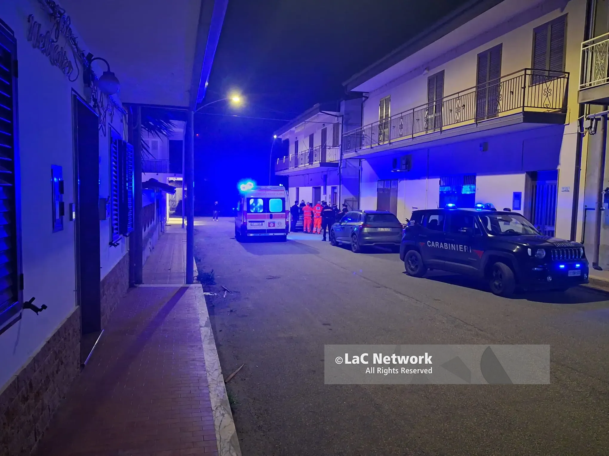 Possibile omicidio-suicidio a Mileto,\u00A0marito e moglie senza vita in un lago di sangue: la morte causata da colpi di pistola