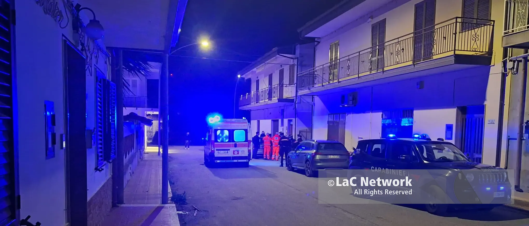 Femminicidio\u00A0a Mileto,\u00A0commercialista uccide la moglie a colpi di pistola e poi si suicida: erano separati da mesi\n