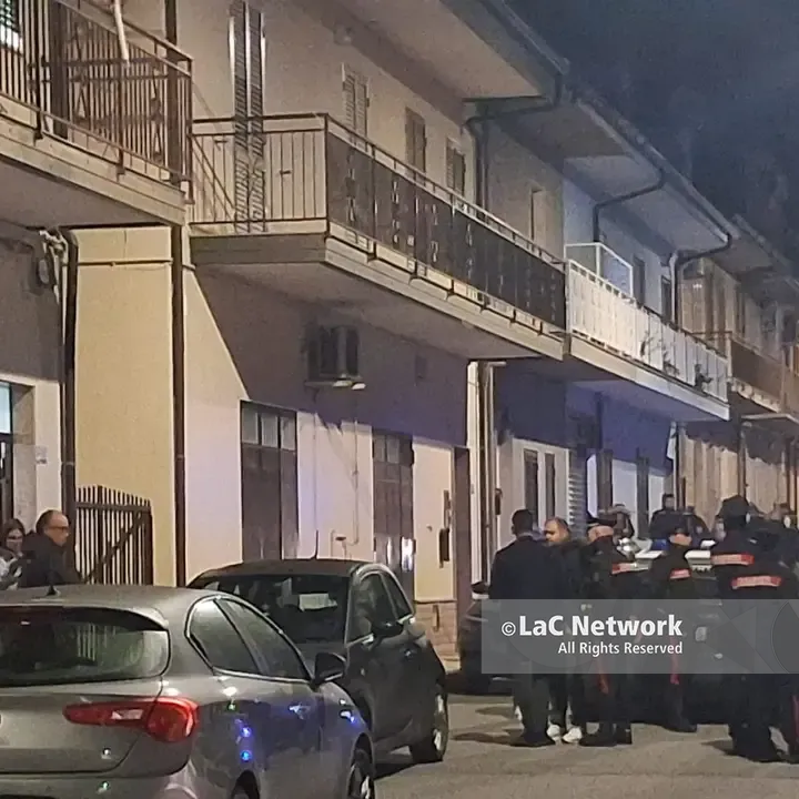 Femminicidio a Mileto: l’uomo dopo aver ucciso la moglie si sarebbe sparato con la stessa pistola. Trovati in un lago di sangue dal fratello di lui\n