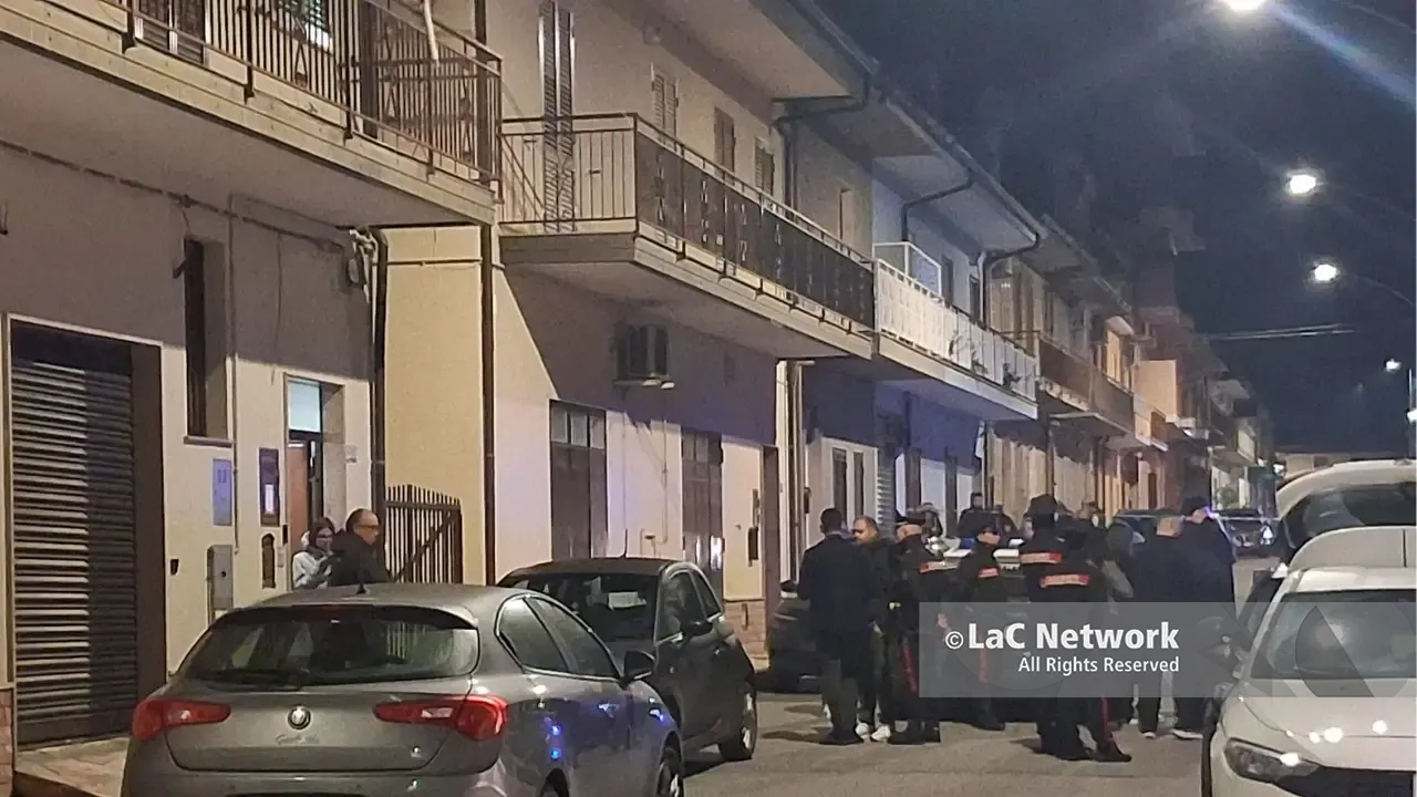 Femminicidio a Mileto: l’uomo dopo aver ucciso la moglie si sarebbe sparato con la stessa pistola. Trovati in un lago di sangue dal fratello di lui\n