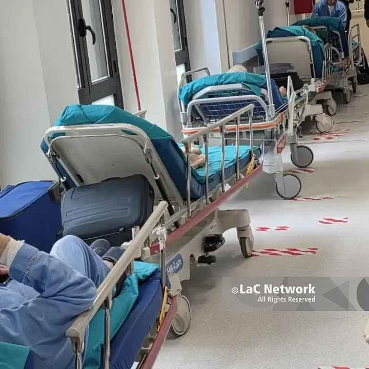 Catanzaro, caos al Pugliese. Pazienti sui lettini in coda nei corridoi dei reparti