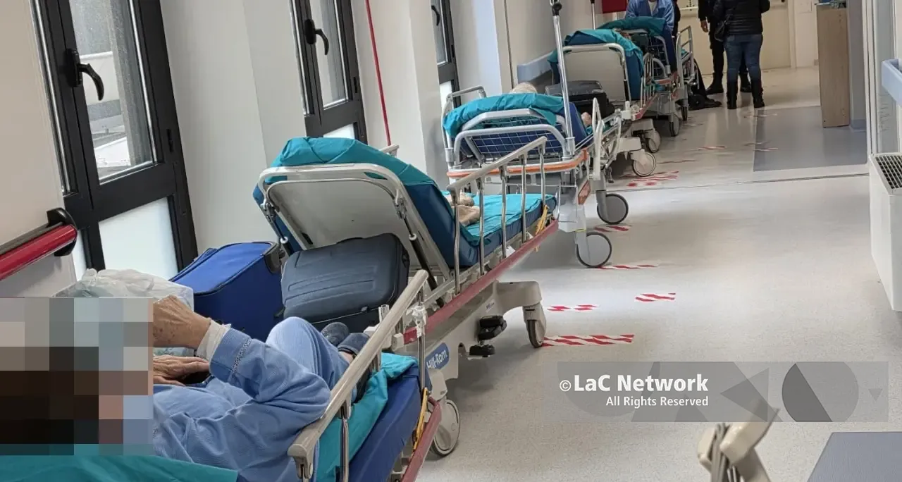 Ospedale di Catanzaro, pazienti in attesa nei corridoi dei reparti: ancora caos al Pugliese