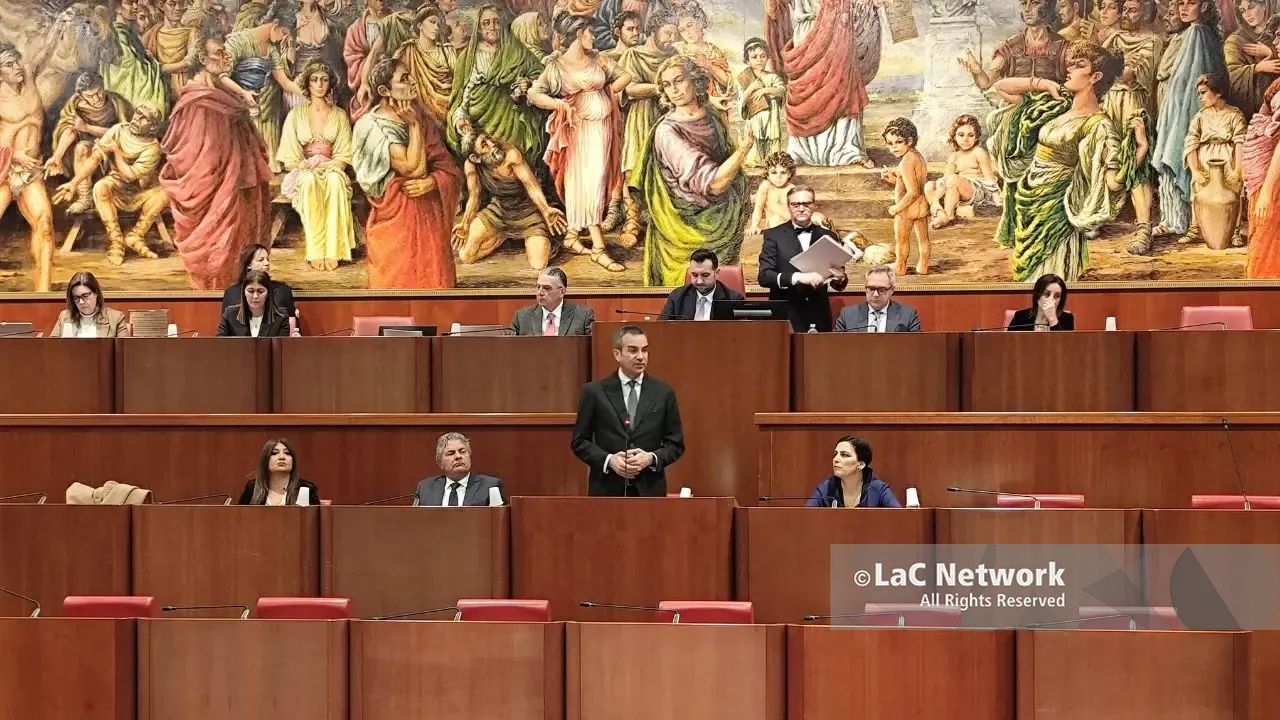 Ciclone Harry al centro del Consiglio regionale, Occhiuto: «Primi 100 milioni per le urgenze, dal Governo l’impegno a inviare nuovi fondi»\n