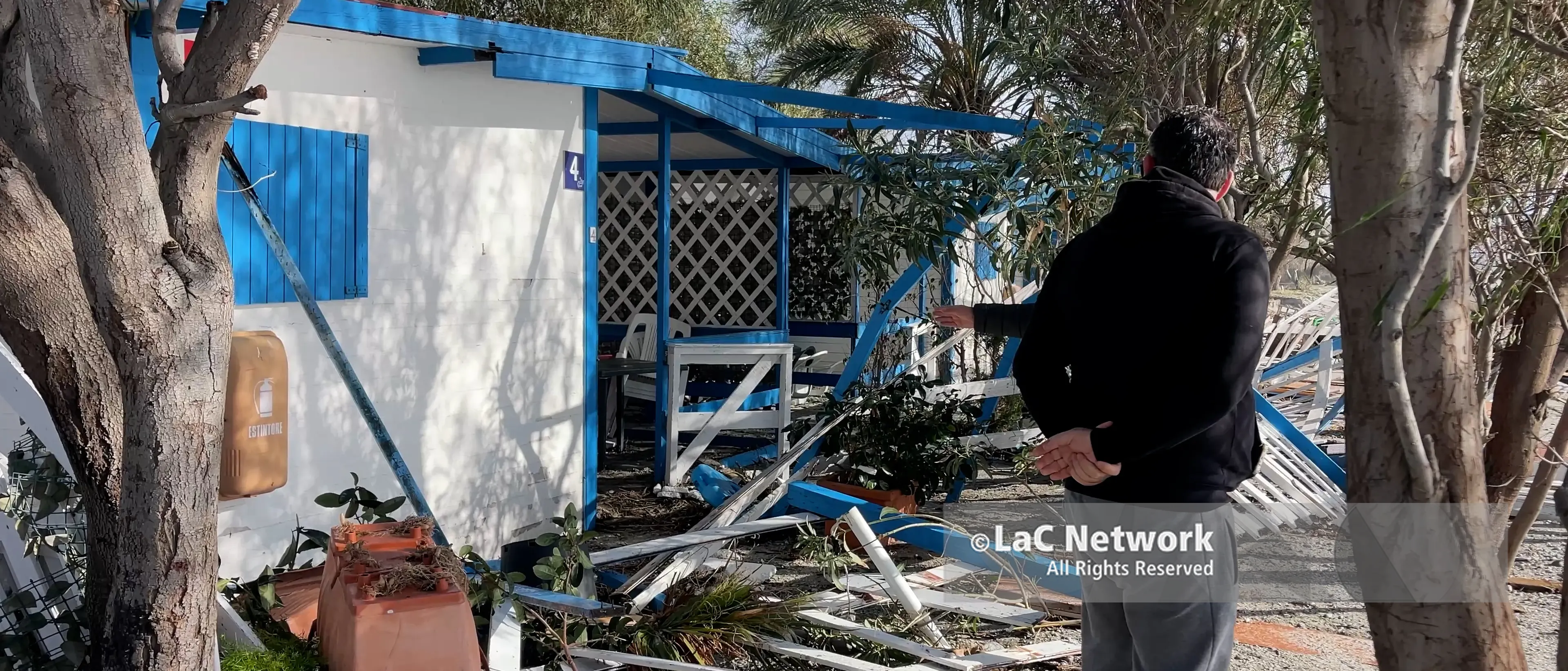 Lidi distrutti e costa in ginocchio, i balneari dopo il ciclone Harry: «Stagione estiva appesa a un filo»\n