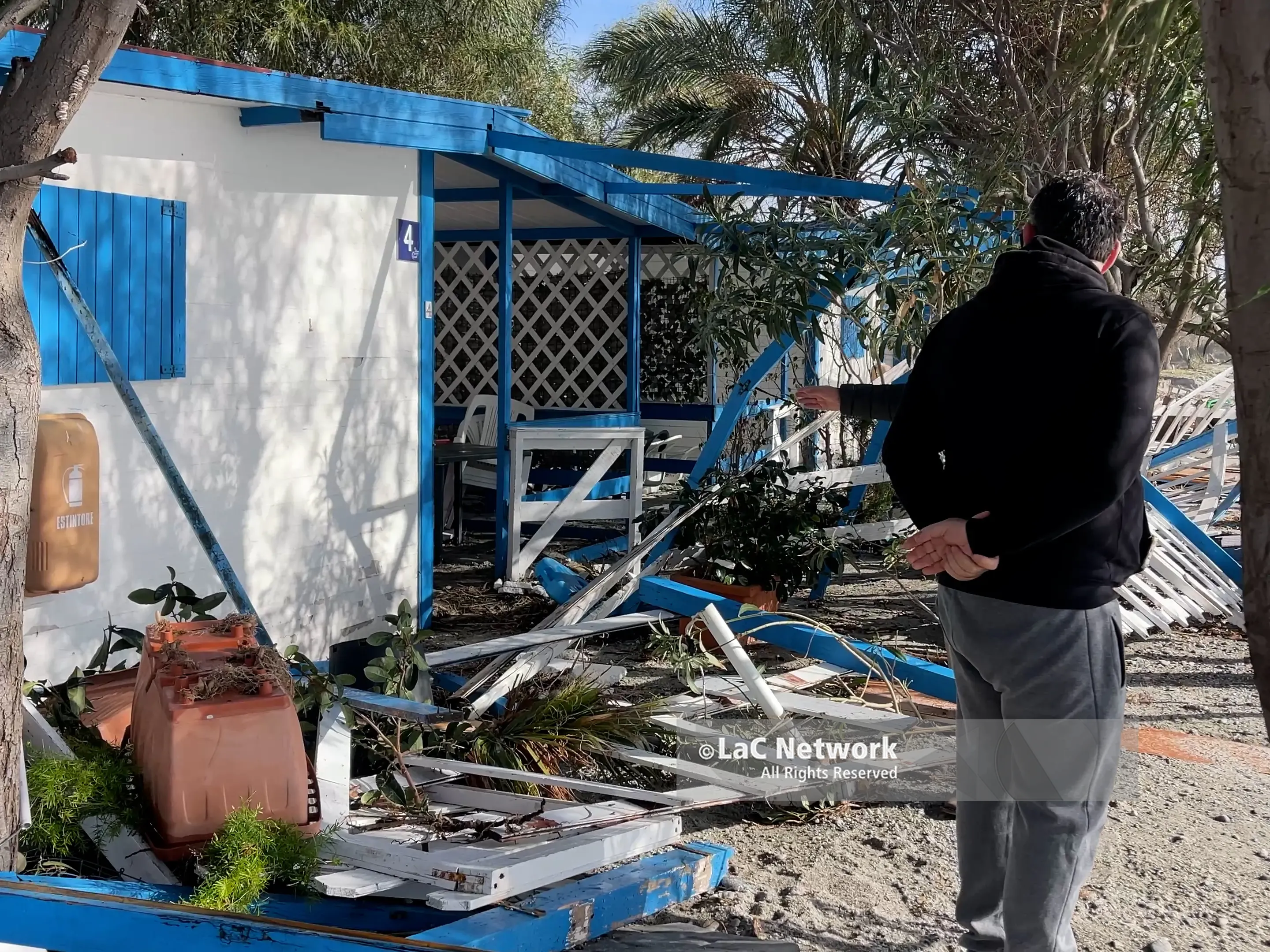 Lidi distrutti e costa in ginocchio, i balneari dopo il ciclone Harry: «Stagione estiva appesa a un filo»