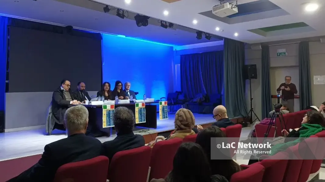 <p>Il tavolo dei relatori del convegno&nbsp;</p>\\n