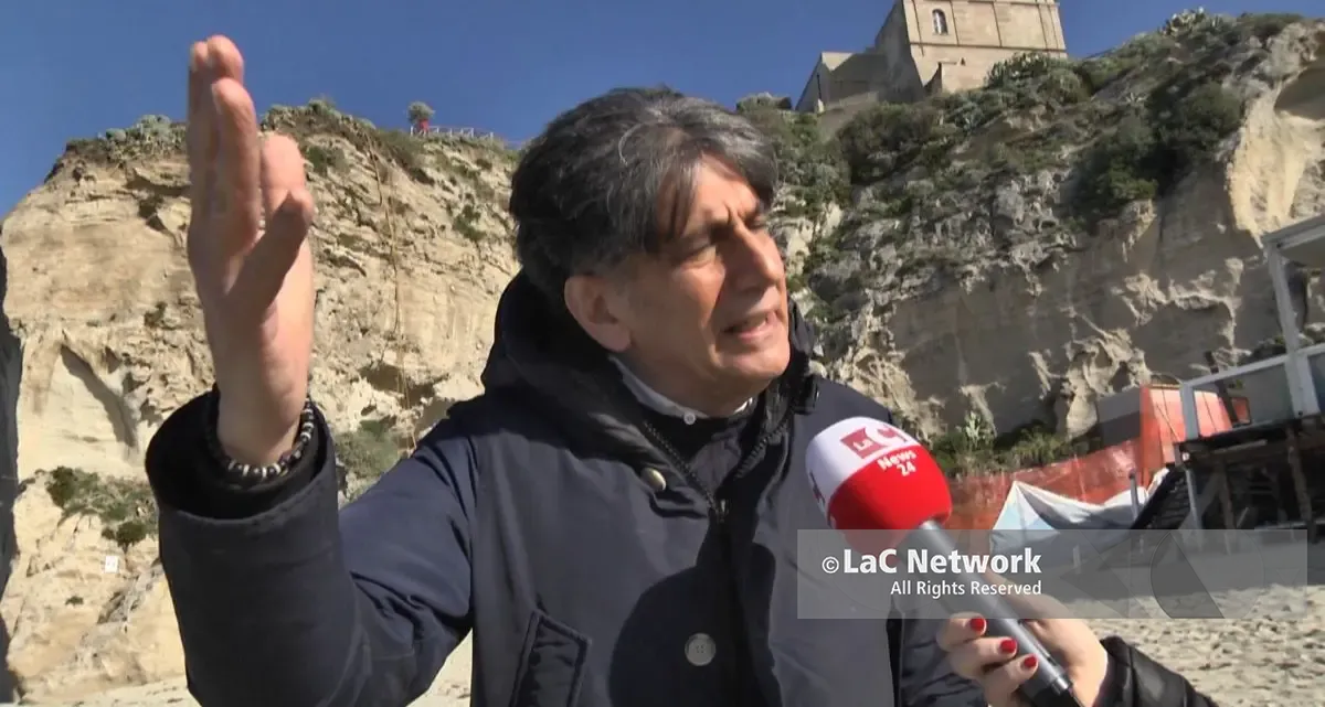 «Sprechi, abusivismo e burocrazia: così il mare si riprende la Calabria», Carlo Tansi analizza cause ed effetti di una fragilità ignorata\n