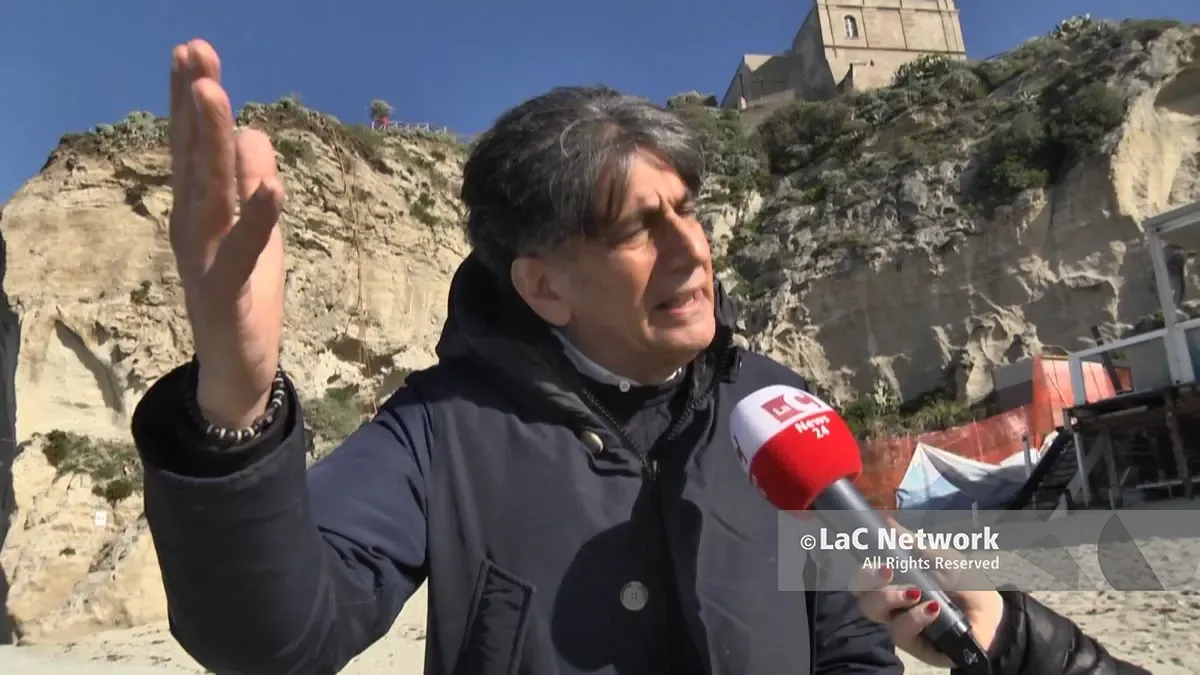«Sprechi, abusivismo e burocrazia: così il mare si riprende la Calabria», Carlo Tansi analizza cause ed effetti di una fragilità ignorata\n
