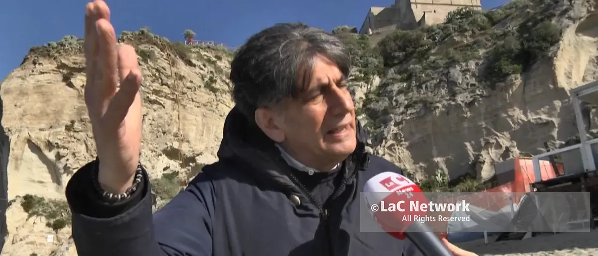 «Sprechi, abusivismo e burocrazia: così il mare si riprende la Calabria», Carlo Tansi analizza cause ed effetti di una fragilità ignorata\n