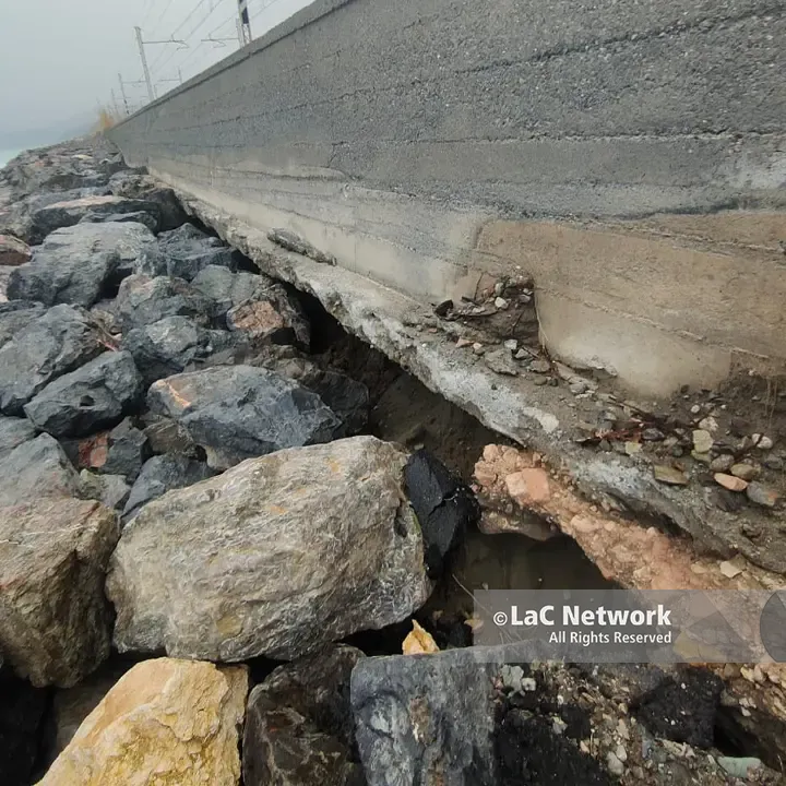 Paola, il mare\u00A0minaccia\u00A0la ferrovia. Tansi: «Le onde scavano sotto il rilevato»\n