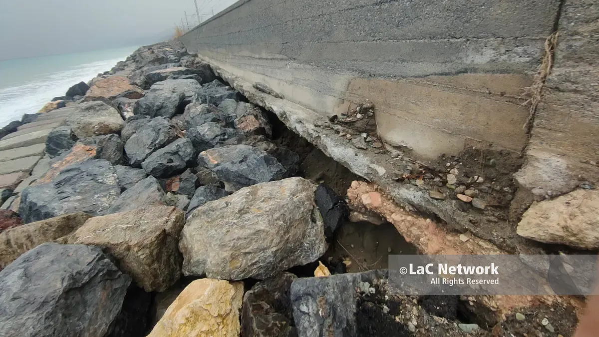 Il solco che il mare sta scavando a Paola sotto i binari della Ferrovia