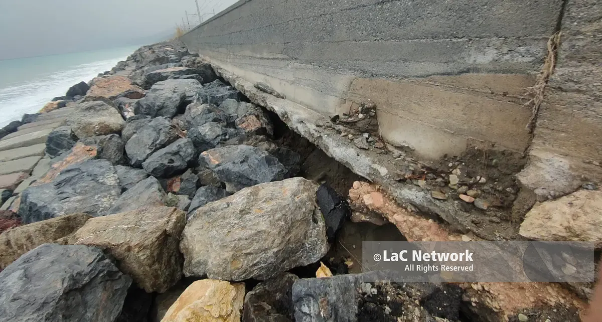 Paola, il mare\u00A0minaccia\u00A0la ferrovia. Tansi: «Le onde scavano sotto il rilevato»\n