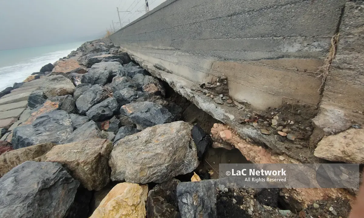 Paola, il mare\u00A0minaccia\u00A0la ferrovia. Tansi: «Le onde scavano sotto il rilevato»\n