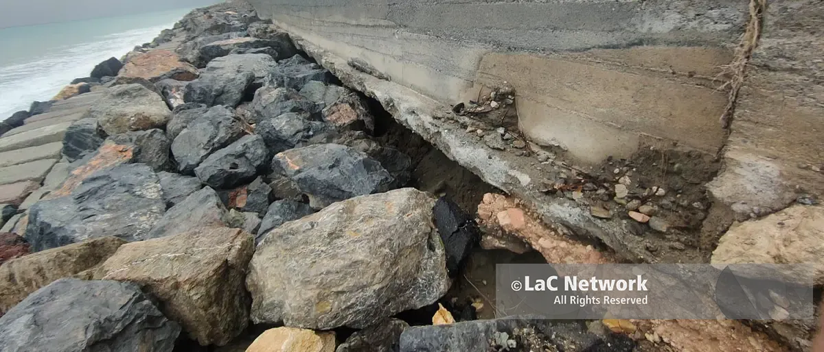 Paola, il mare\u00A0minaccia\u00A0la ferrovia. Tansi: «Le onde scavano sotto il rilevato»\n