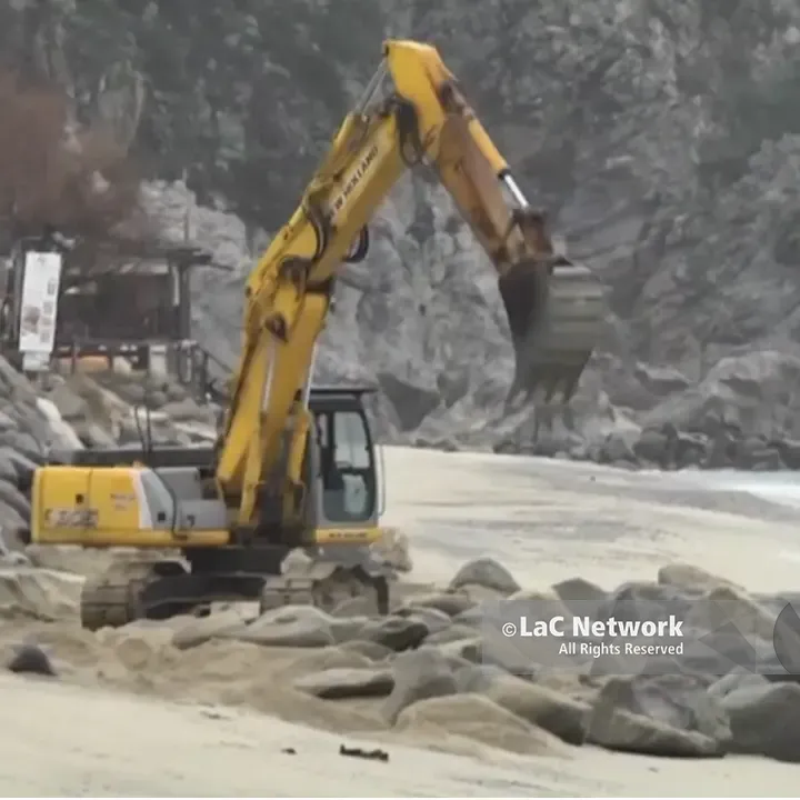 A Capo Vaticano\u00A0il mare divora la costa e\u00A0c’è chi paga le imposte su terreni che ormai esistono solo al catasto: «Dagli anni ‘60 persi 50 metri di arenile»\n