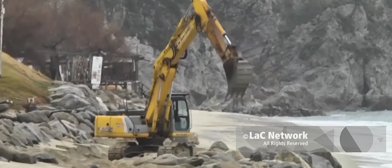 A Capo Vaticano\u00A0il mare divora la costa e\u00A0c’è chi paga le imposte su terreni che ormai esistono solo al catasto: «Dagli anni ‘60 persi 50 metri di arenile»\n