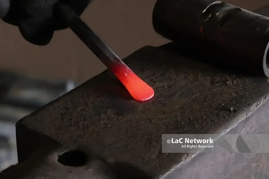 Battiti di ferro: con LaC storie viaggio nella bottega di mastru Brunu ‘u forgiaru\n