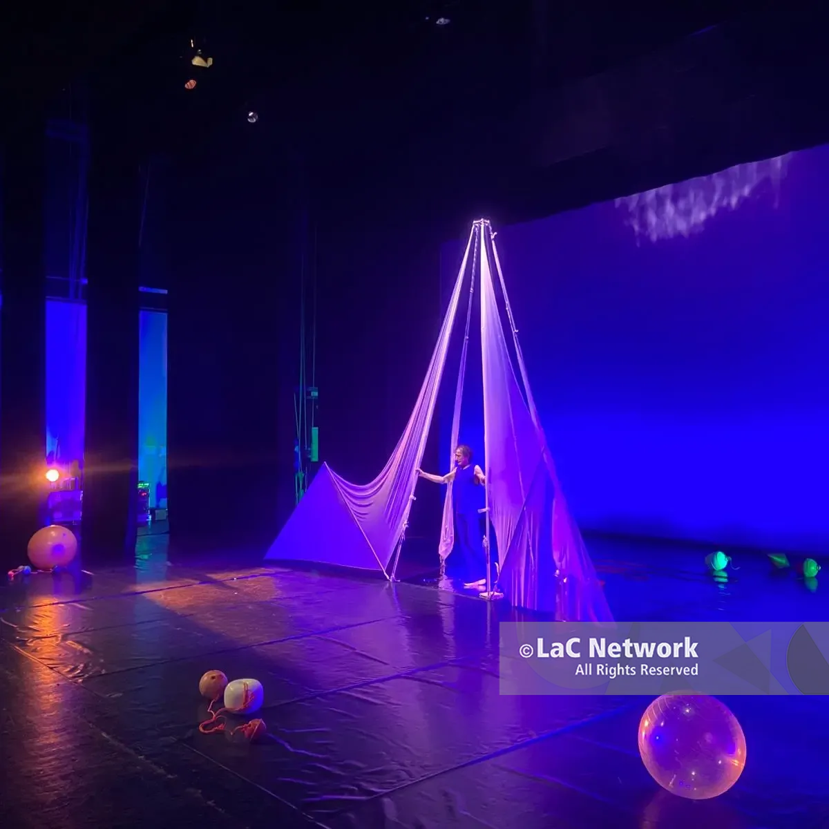 Rezza-Mastrella colpiscono ancora: “Metadietro” sbarca al Politeama di Catanzaro in una rappresentazione dissacrante e spregiudicata\n