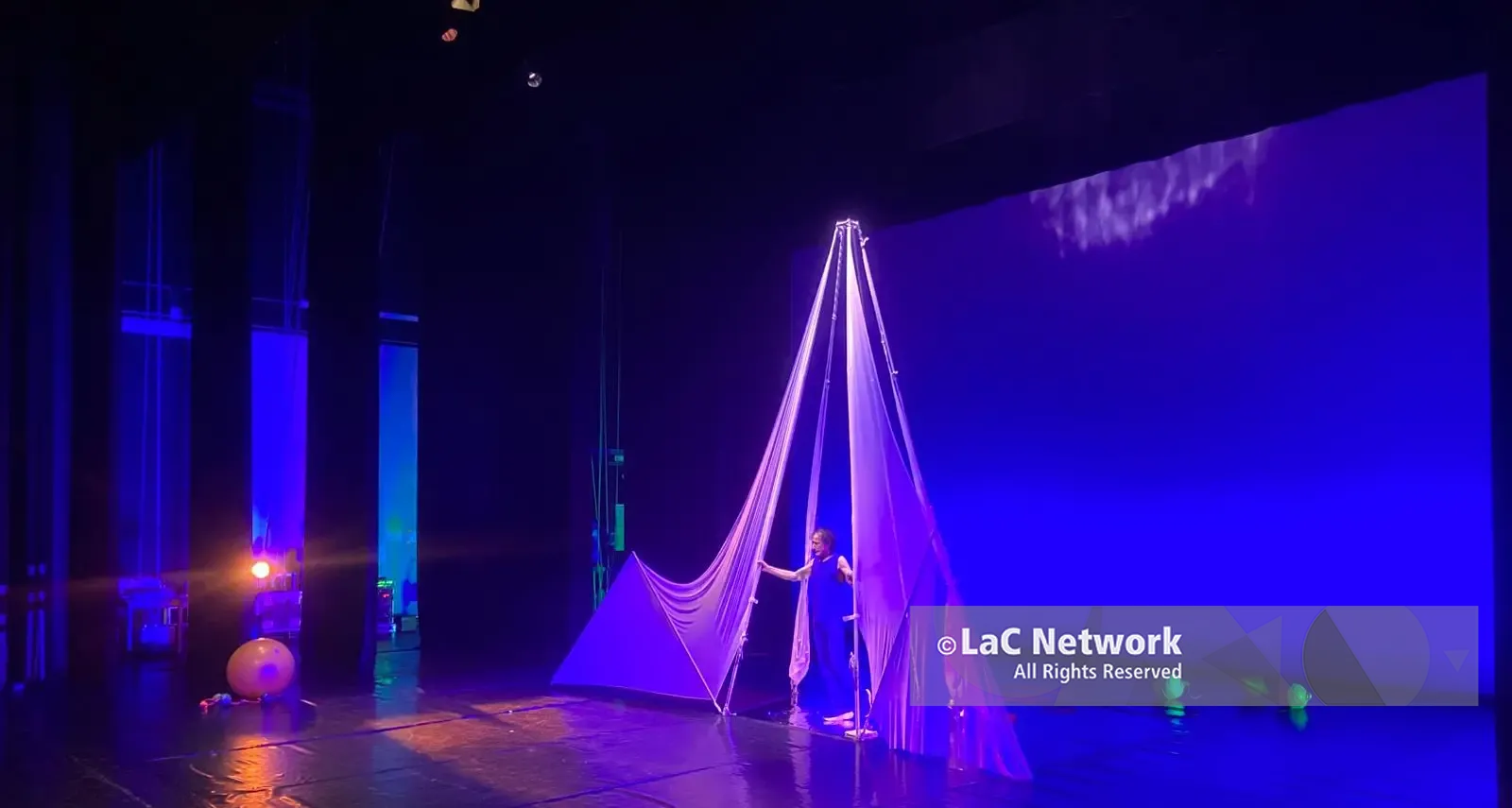 Rezza-Mastrella colpiscono ancora: “Metadietro” sbarca al Politeama di Catanzaro in una rappresentazione dissacrante e spregiudicata\n