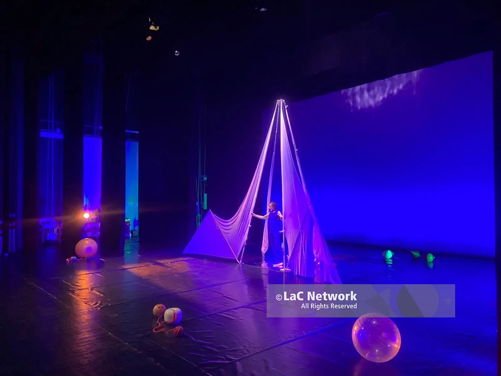 Rezza-Mastrella colpiscono ancora: “Metadietro” sbarca al Politeama di Catanzaro in una rappresentazione dissacrante e spregiudicata\n