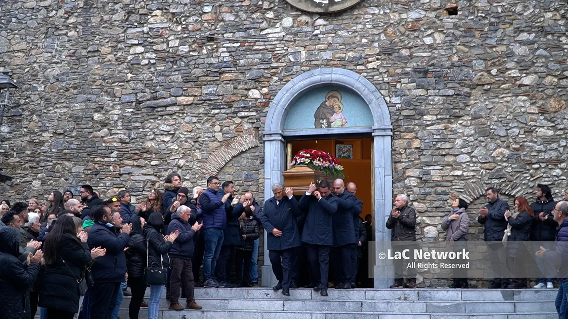 <p>Il feretro all'uscita della chiesa</p>\\n