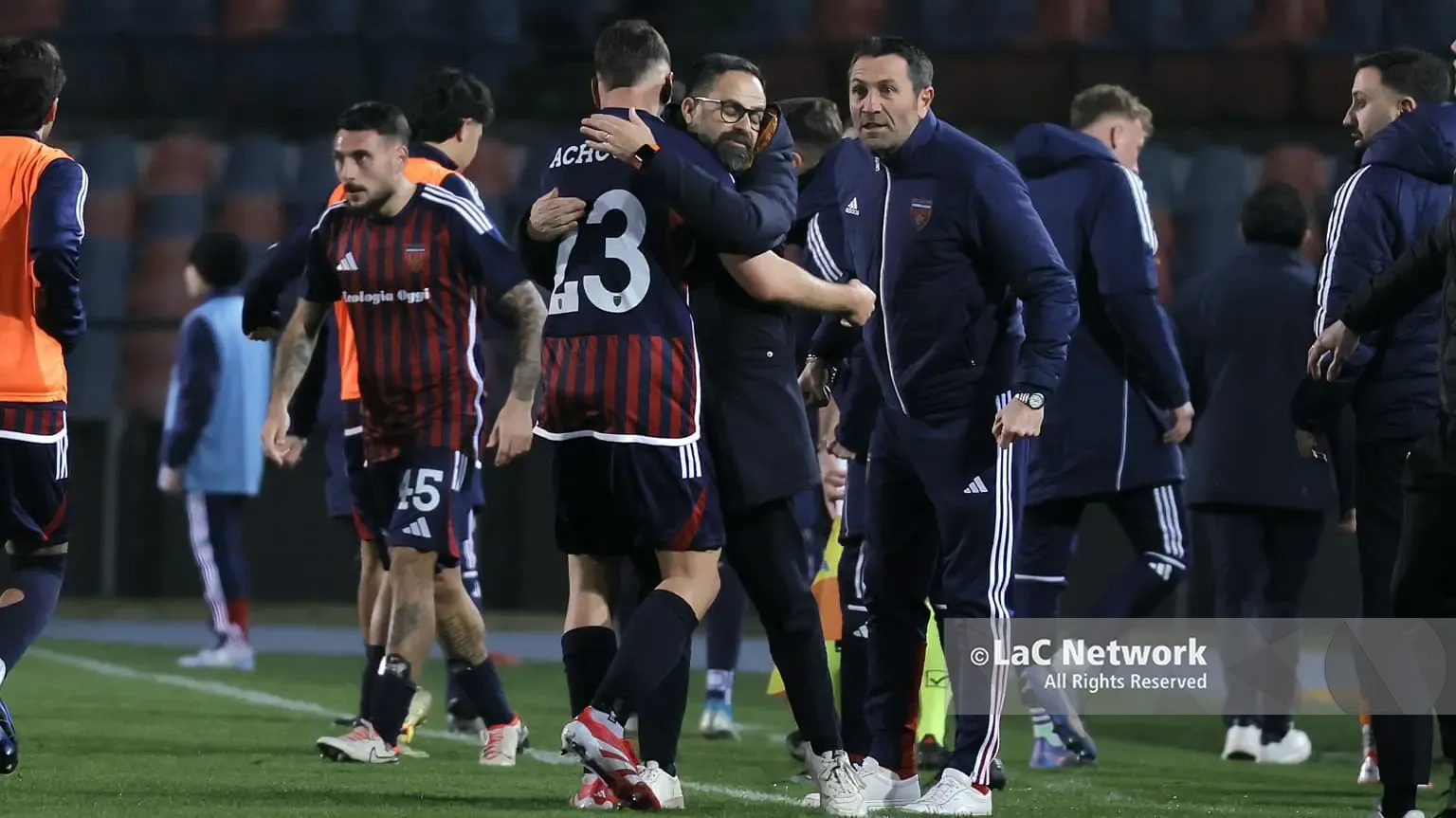 Achour abbraccia il ds Roma e il tecnico Busc\\u00E8 (Farina-IPA)