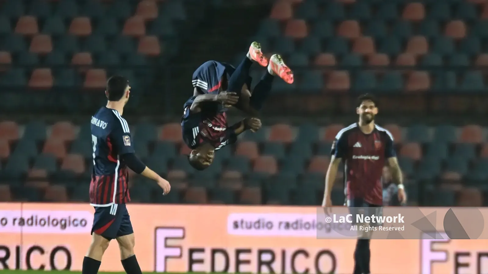 Kouan esulta con una capriola dopo un gol