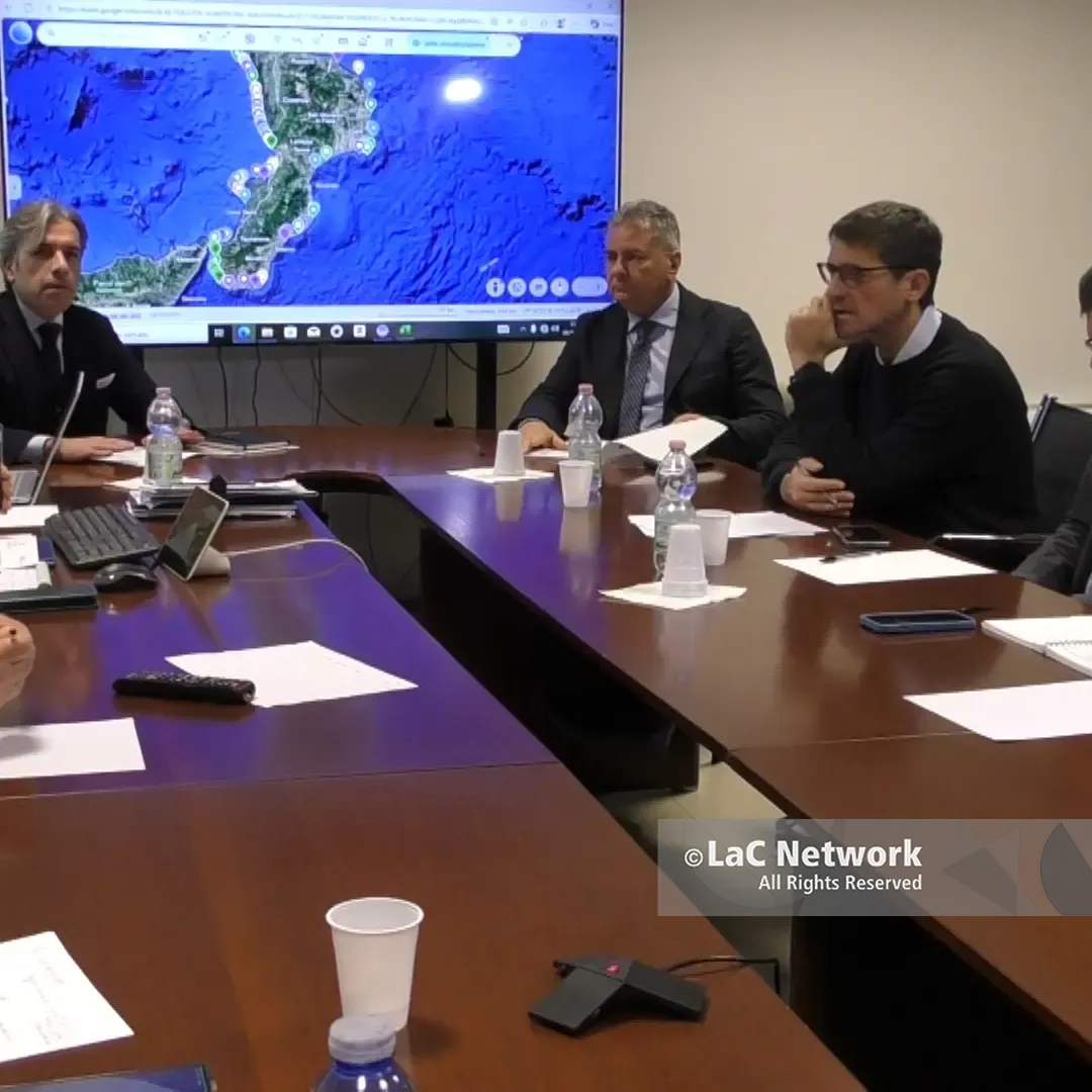 Erosione costiera, dopo il ciclone Harry la Regione individua il “colpevole”:\u00A0«Troppa burocrazia frena i lavori»\n