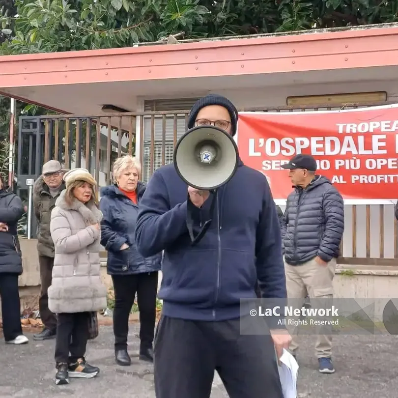Tropea, caos al laboratorio analisi: decine di pazienti in fila e pochi infermieri. «Domani ci incateniamo alla Regione»\n
