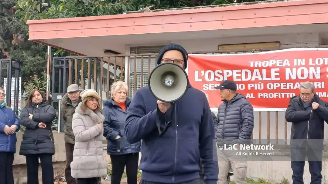 <p>Una protesta animata da Domenico Cortese (in primo piano) all'ospedale di Tropea</p>\\n