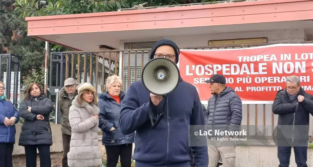 <p>Tropea, caos al laboratorio analisi: decine di pazienti in fila e pochi infermieri. <span style=\"color:hsl(0, 75%, 60%);\">«Domani ci incateniamo alla Regione»</span></p>