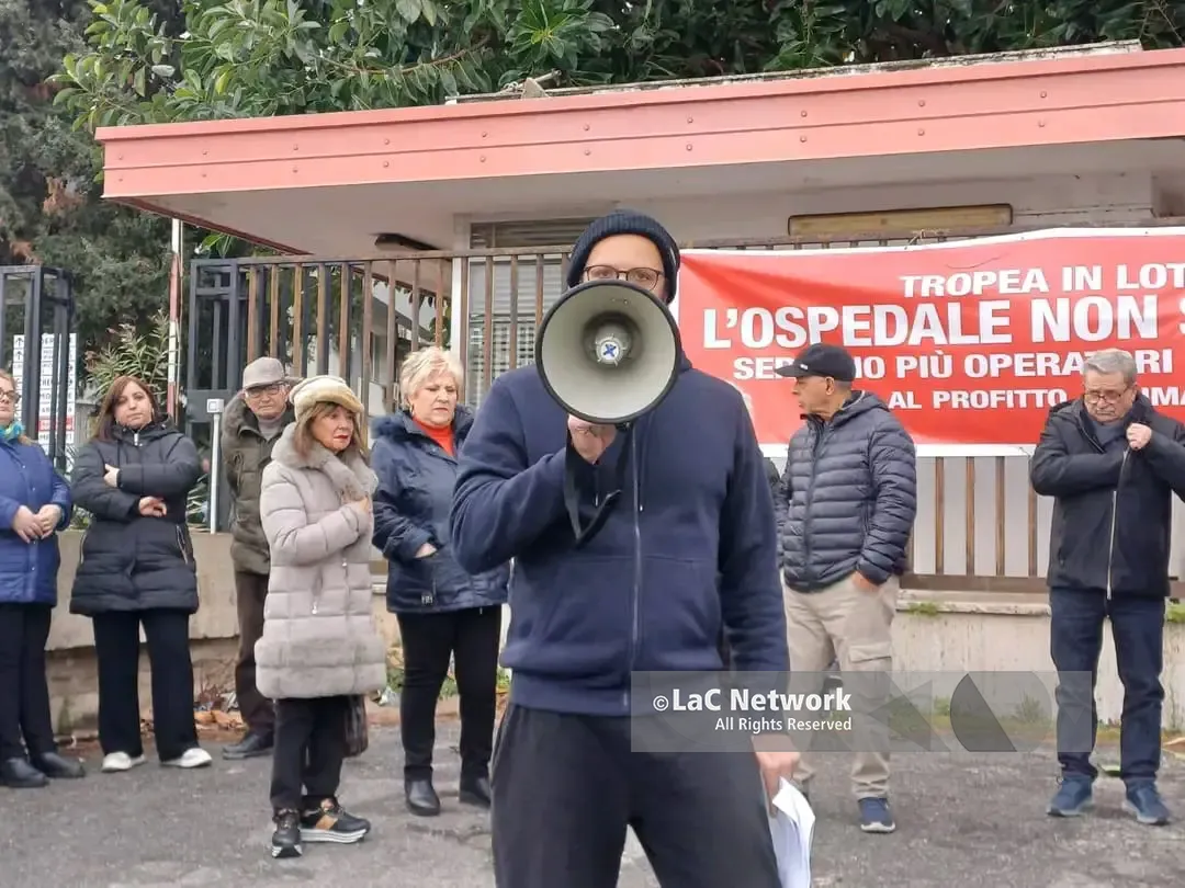 Ospedale di Tropea ai minimi termini, cittadini esasperati: «Ora basta, pronti a bloccare le strade. La Regione fa i decreti e\u00A0poi non li applica»\n