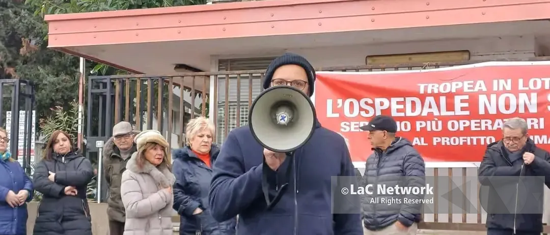 Tropea, caos al laboratorio analisi: decine di pazienti in fila e pochi infermieri. «Domani ci incateniamo alla Regione»\n