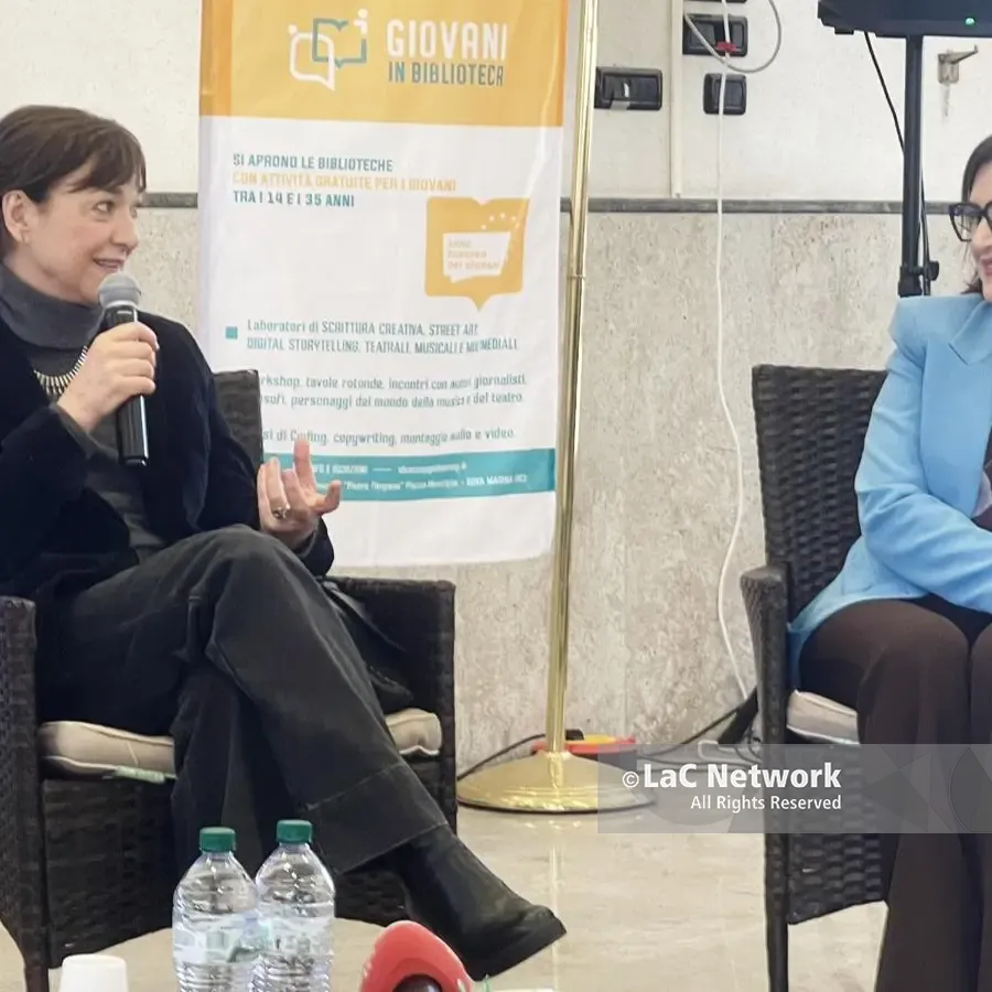 Daria Bignardi a Bova Marina: una biblioteca piena di giovani per scoprire la “Nostra solitudine”\n
