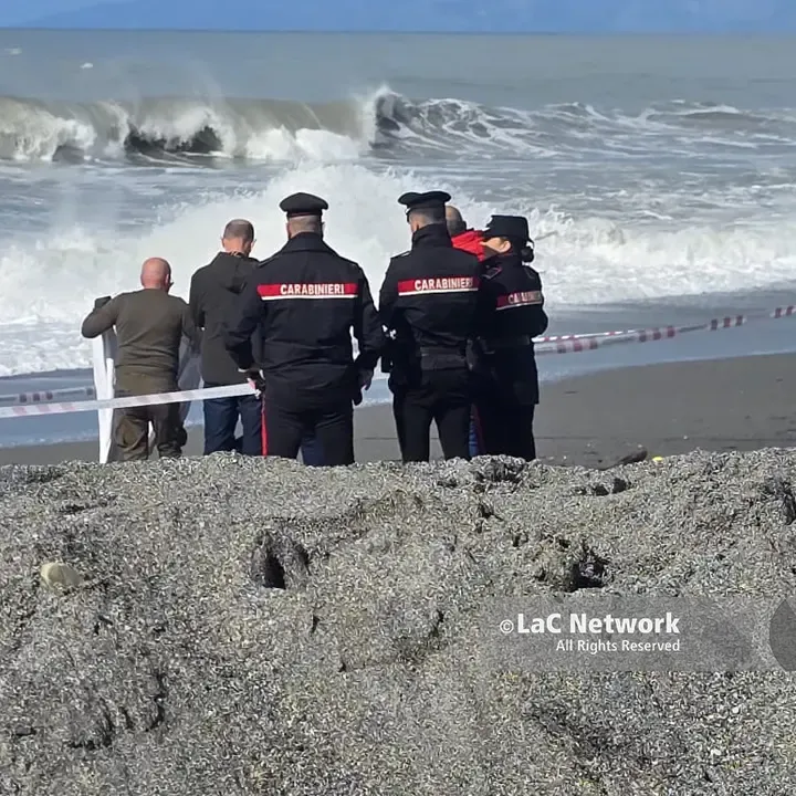 Scalea, rinvenuto in spiaggia un cadavere in decomposizione\n