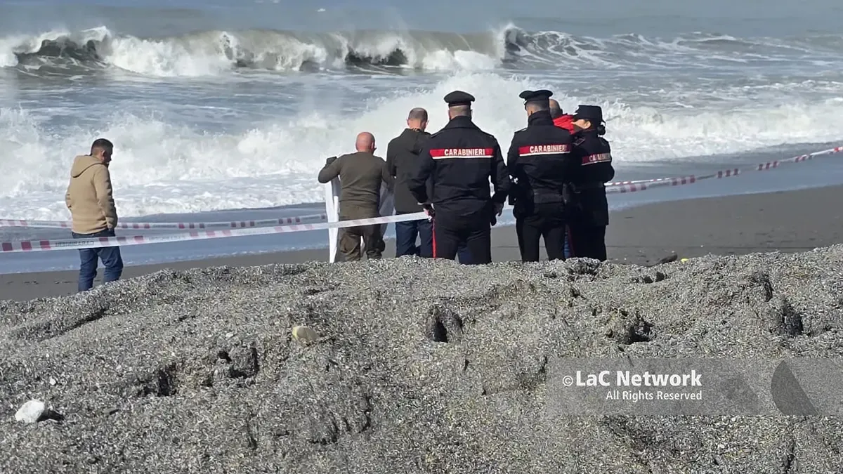 I carabinieri sulla spiaggia di Scalea dopo il rinvenimento di un cadavere in decomposizione