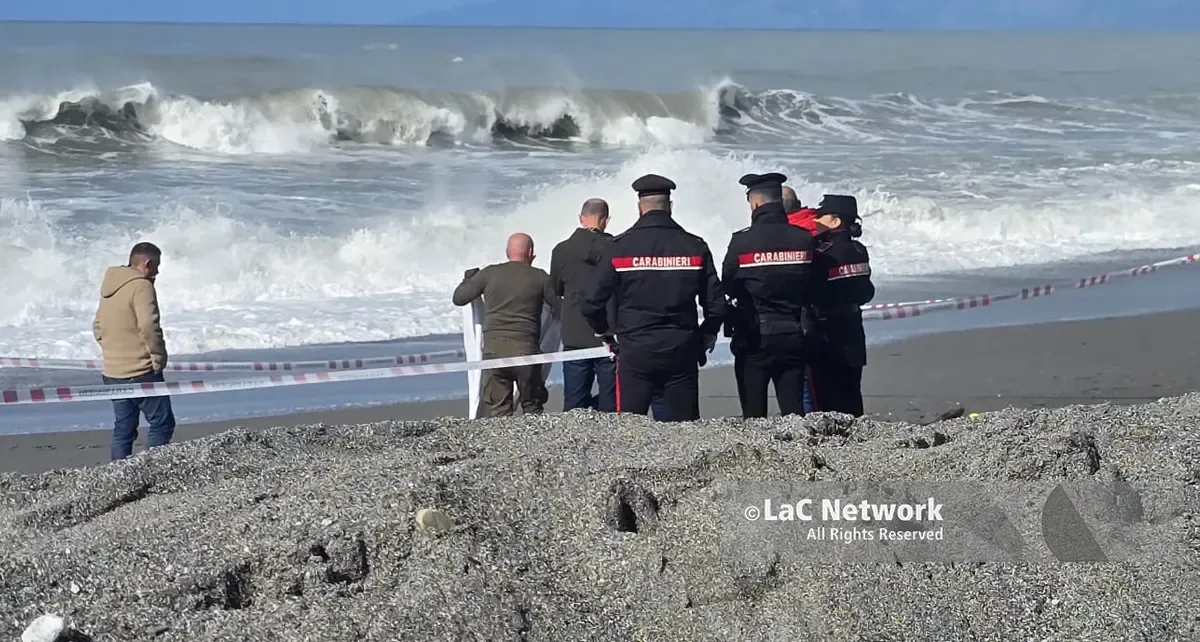 Scalea, rinvenuto in spiaggia un cadavere in decomposizione\n