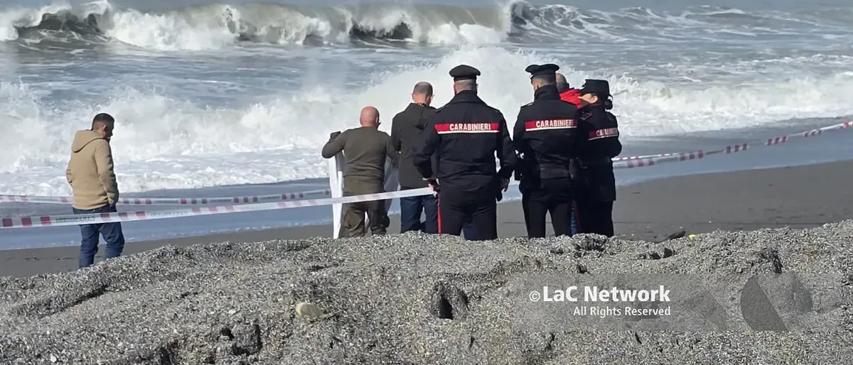 Scalea, rinvenuto in spiaggia un cadavere in decomposizione\n
