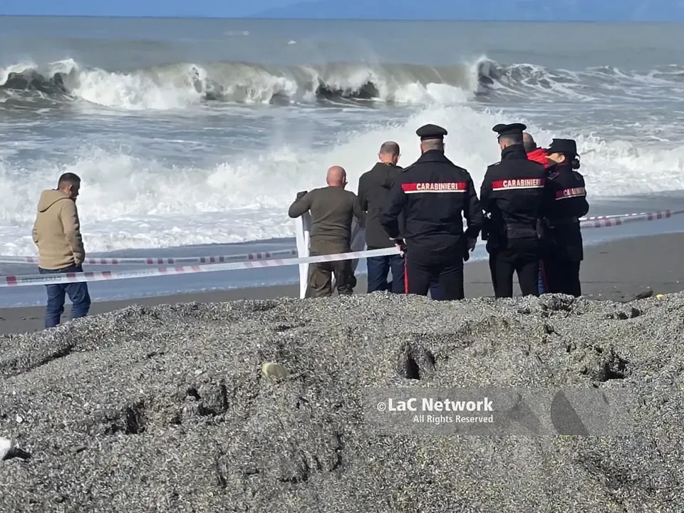 Scalea, rinvenuto in spiaggia un cadavere in decomposizione