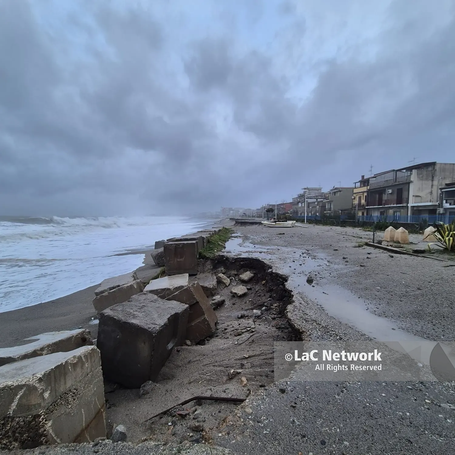 La Calabria si sbriciola tra frane, mareggiate e alluvioni: per sistemarla servono 25 miliardi di euro\n