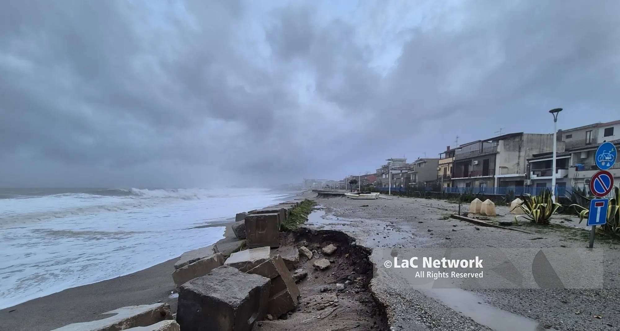 La Calabria si sbriciola tra frane, mareggiate e alluvioni: per sistemarla servono 25 miliardi di euro\n