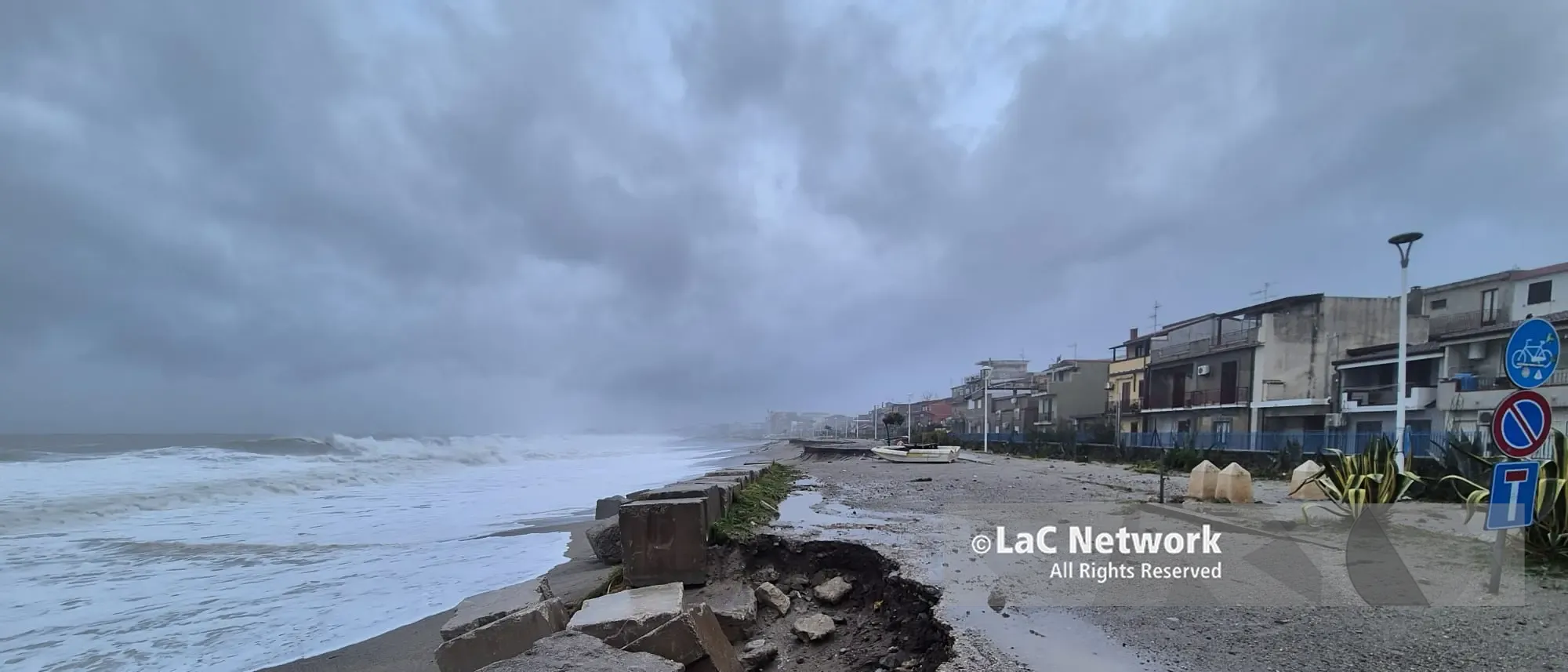 La Calabria si sbriciola tra frane, mareggiate e alluvioni: per sistemarla servono 25 miliardi di euro\n