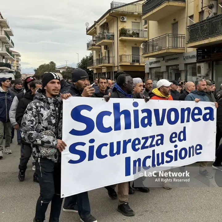 Schiavonea in marcia per la sicurezza: in 500 in strada tra paura e convivenza\n