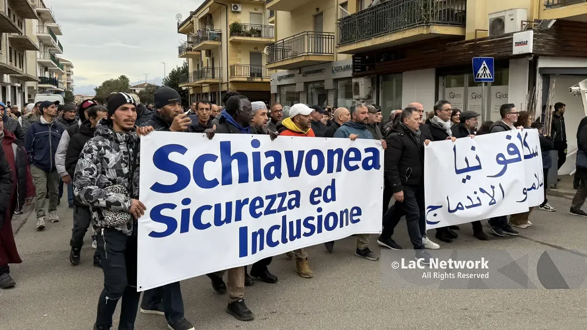 Un pacifico corteo ha sfilato ieri a Schiavonea