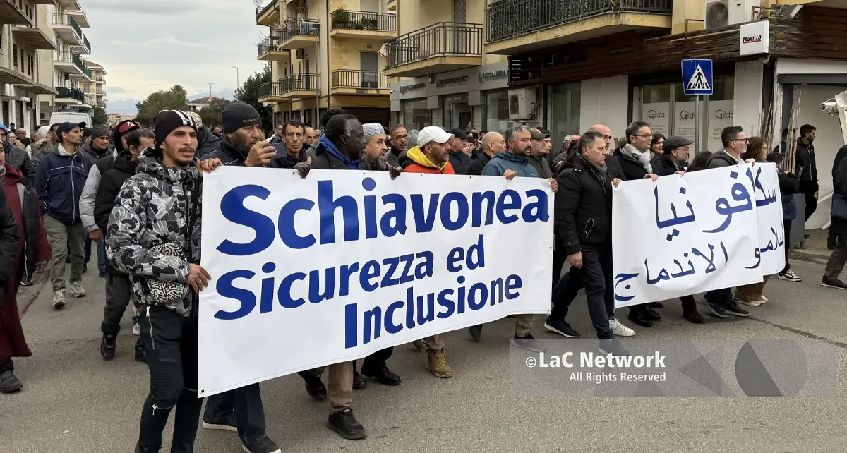 Schiavonea in marcia per la sicurezza: in 500 in strada tra paura e convivenza\n