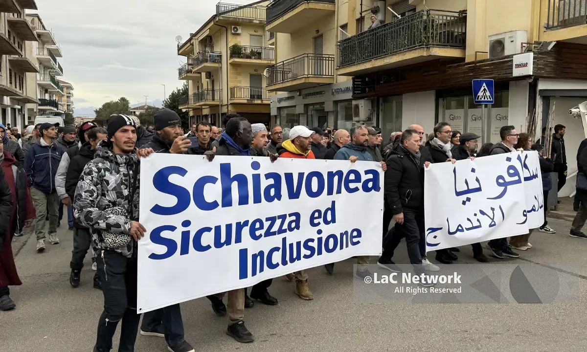 Schiavonea in marcia per la sicurezza: in 500 in strada tra paura e convivenza\n